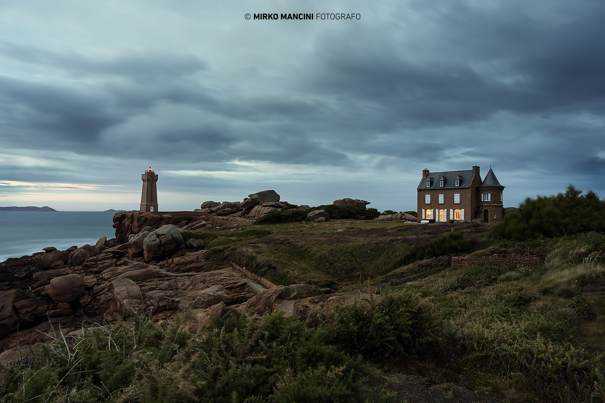 Faro di Min Ruz sulla costa di granito rosa