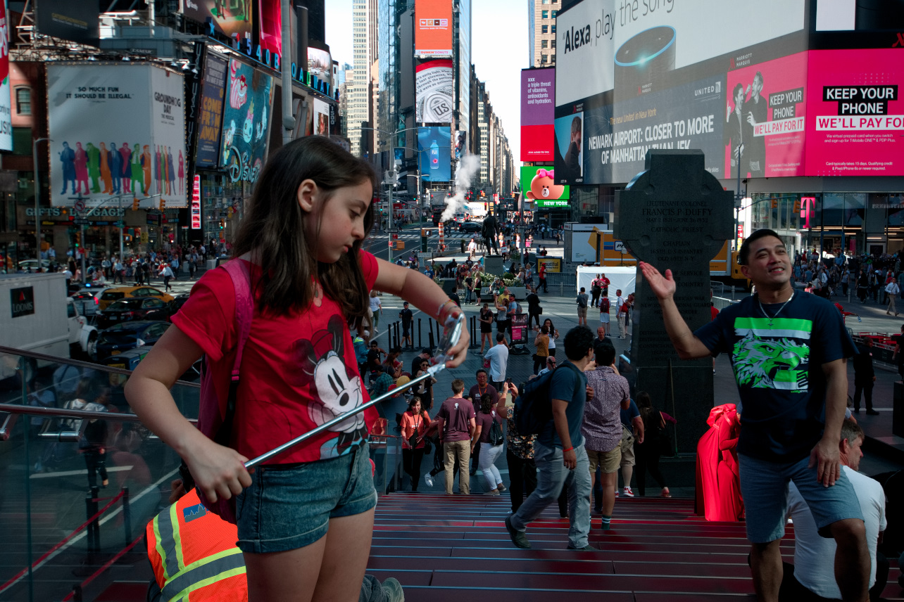 Selfie sulla scalinata a Times Square