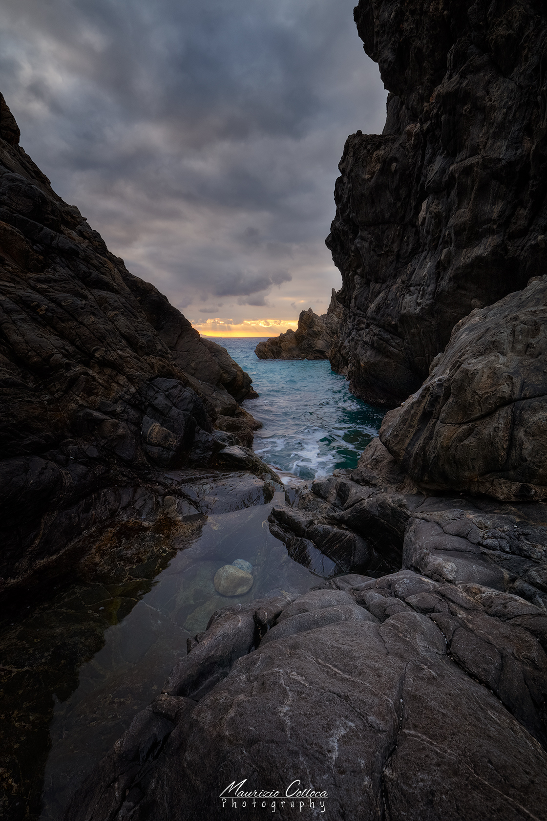 Sunset in to the rocks