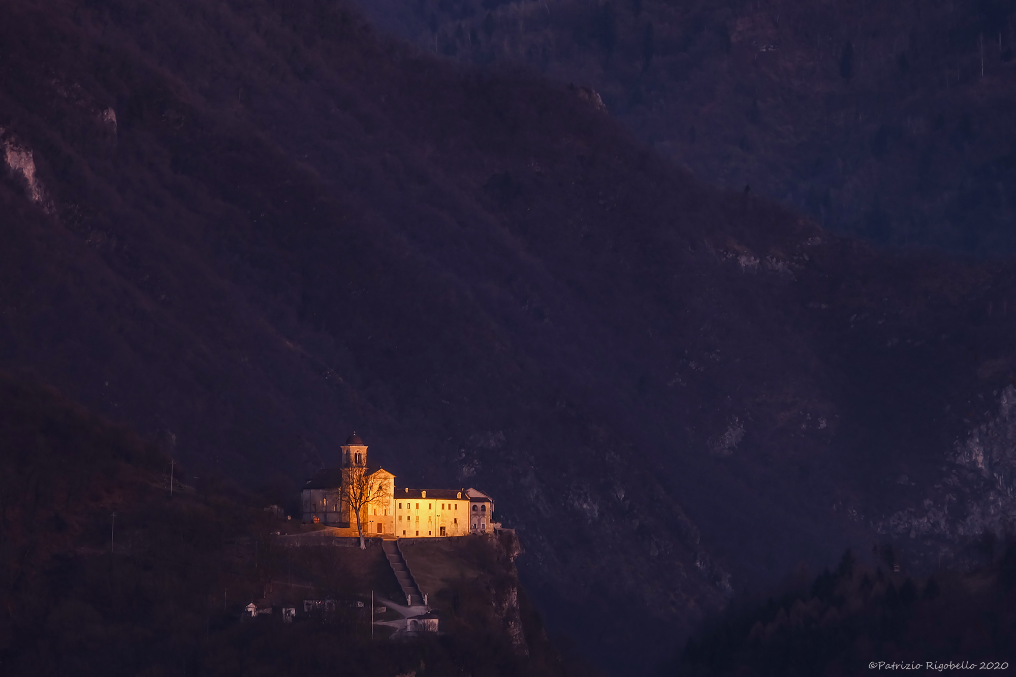 Scende la sera sul Santuario dei Santi Vittore e Corona