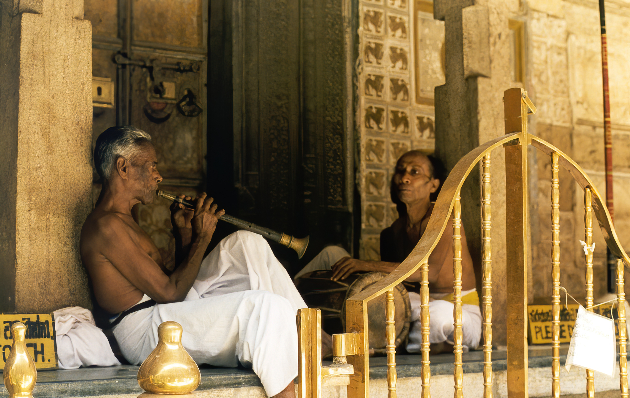 Suonatori nel Tempio del dente Sri Lanka