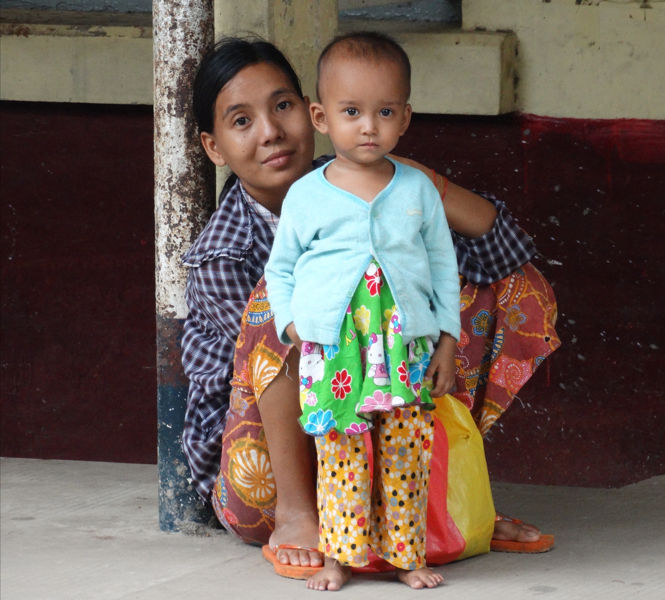 mamma e bimbo birmano ci guardano alla stazione
