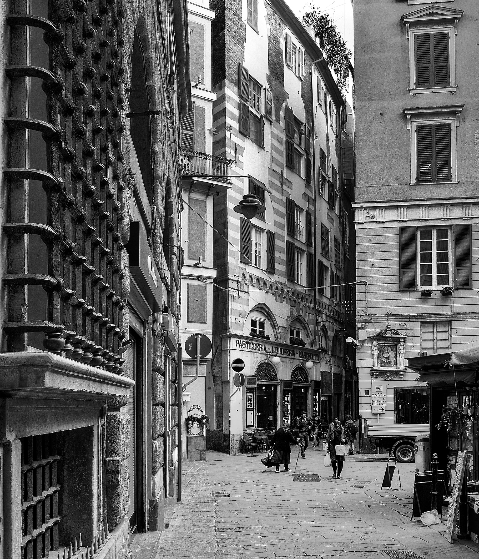 Genova -Piazza Fossatello - scorcio