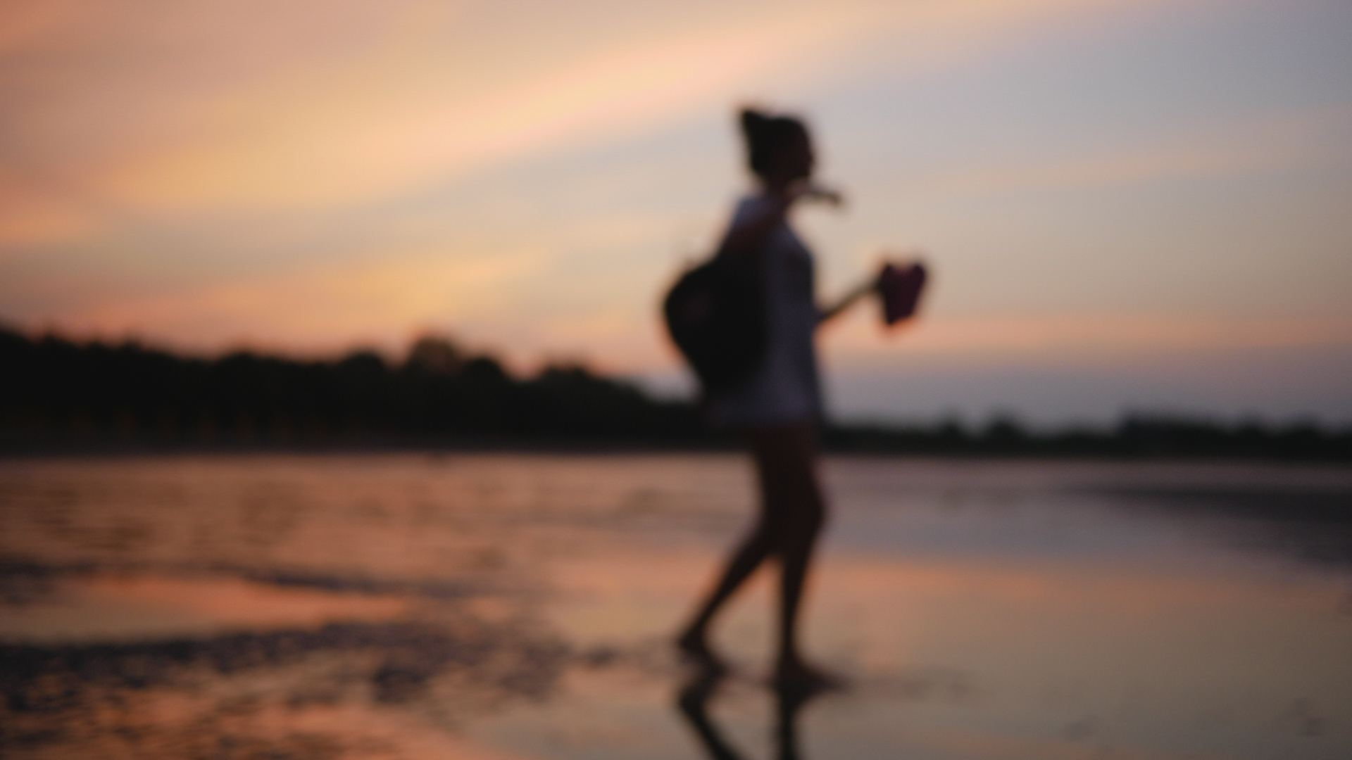 All'alba. Ragazza fuori fuoco