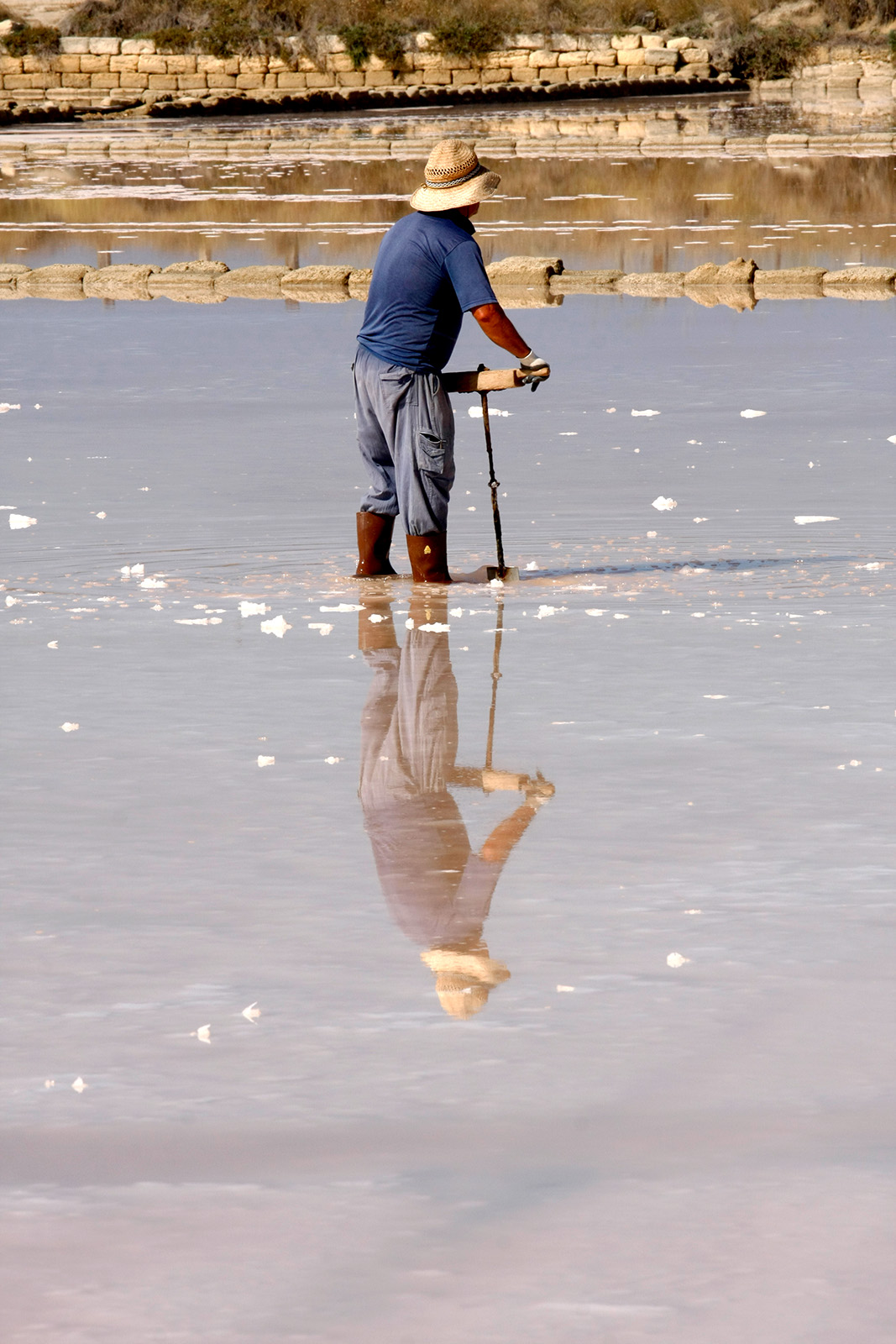 lavorante presso le saline di Trapani