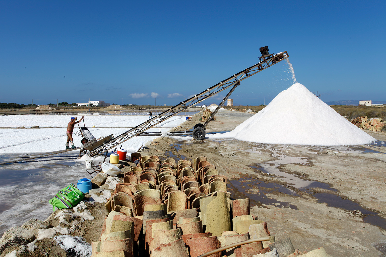 raccolta del sale presso le saline di Trapani