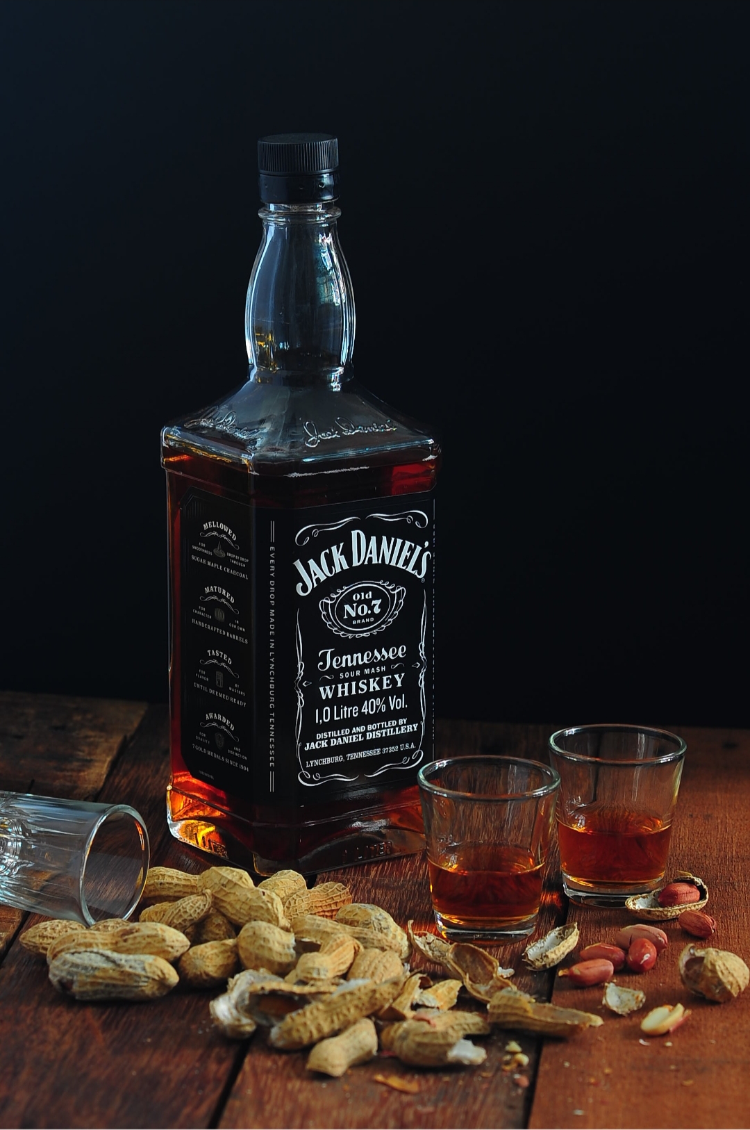 Il whisky di Jack Daniel con le noccioline.