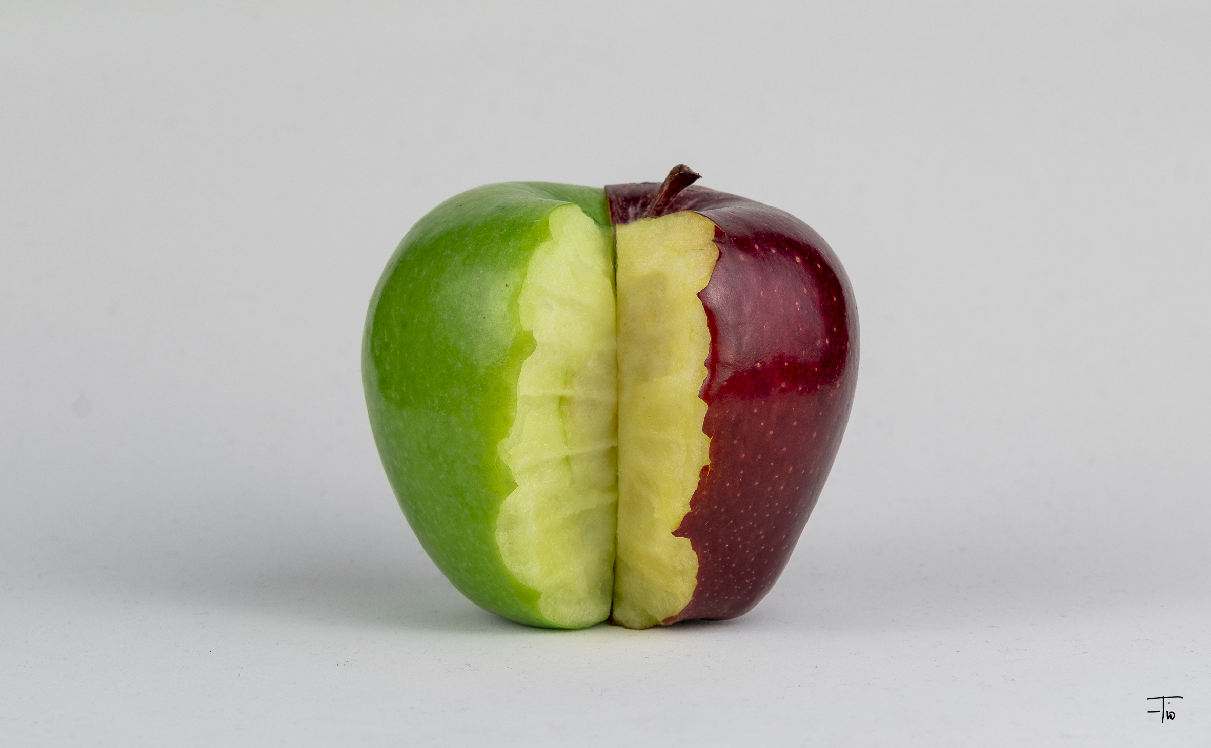 ..,poi Eva arriva;  è tardi...