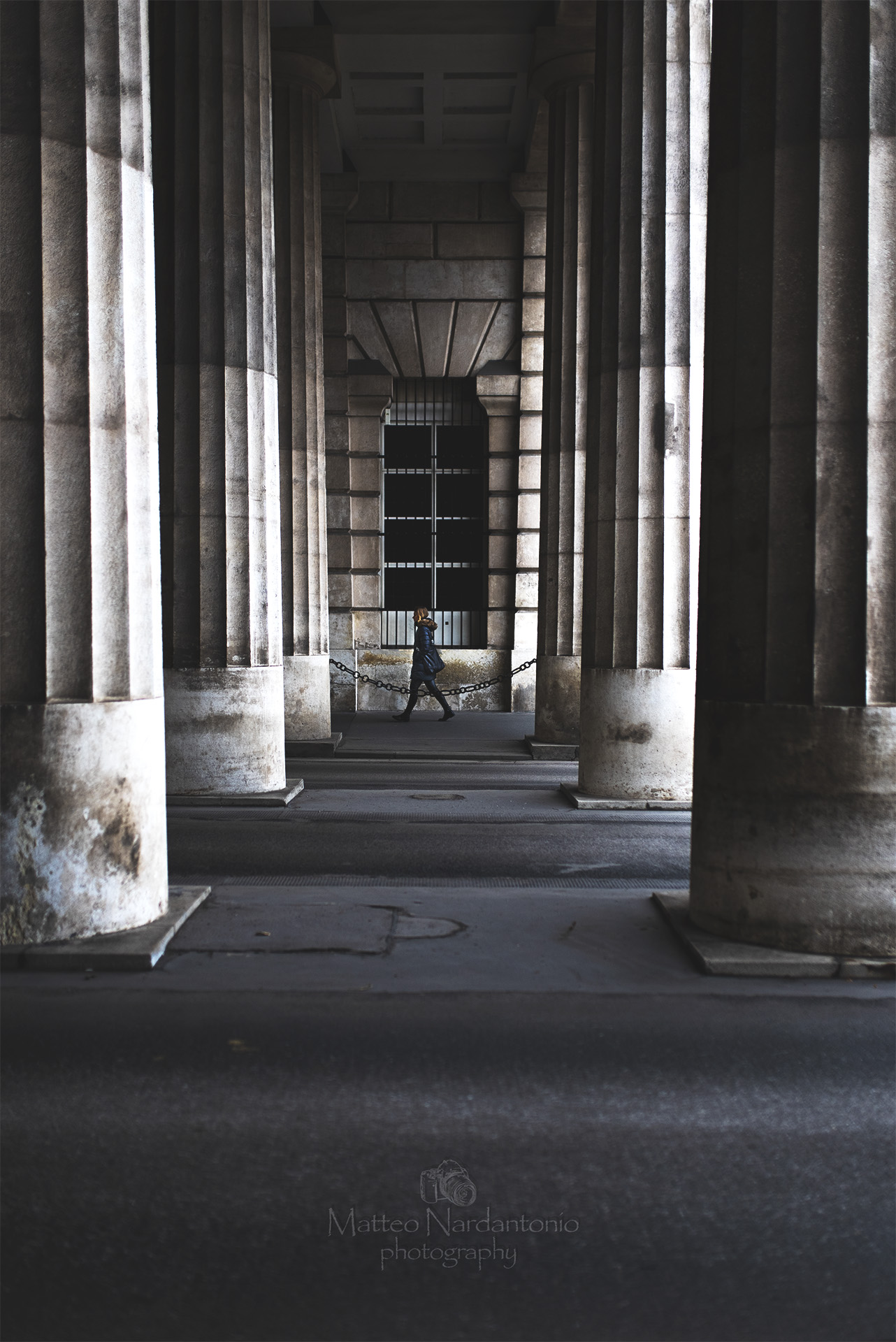 in fondo al colonnato