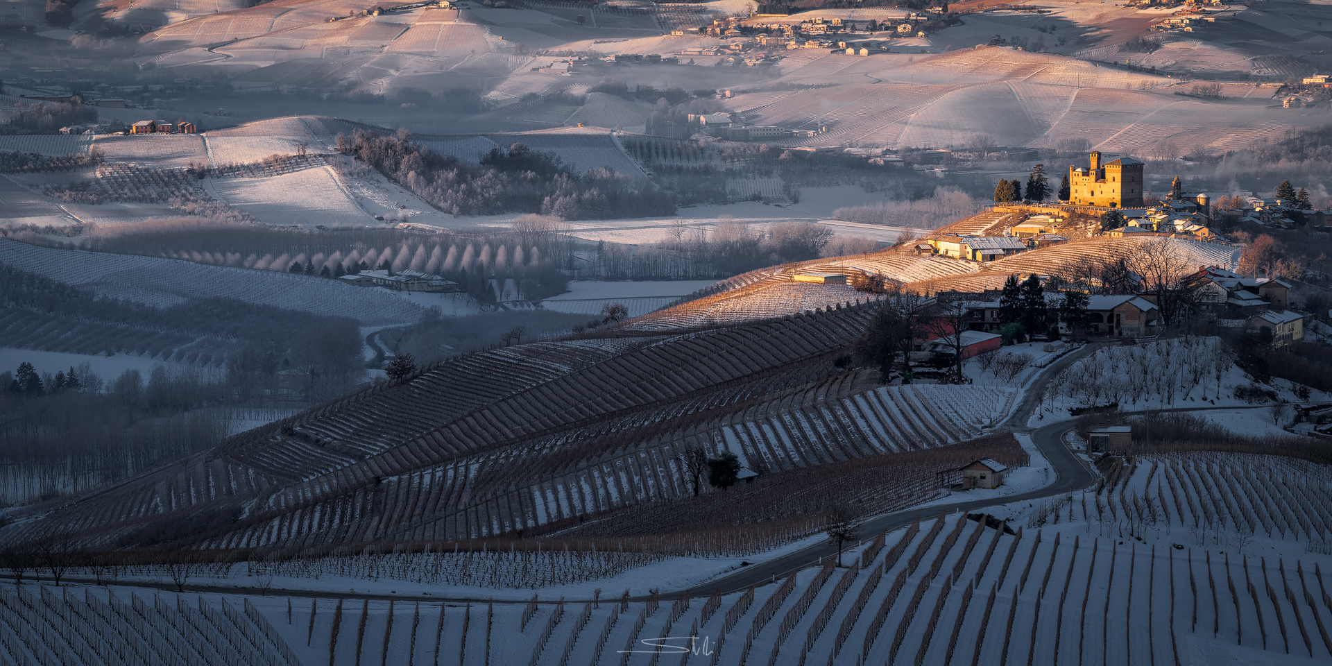 Alba sul castello di Grinzane Cavour