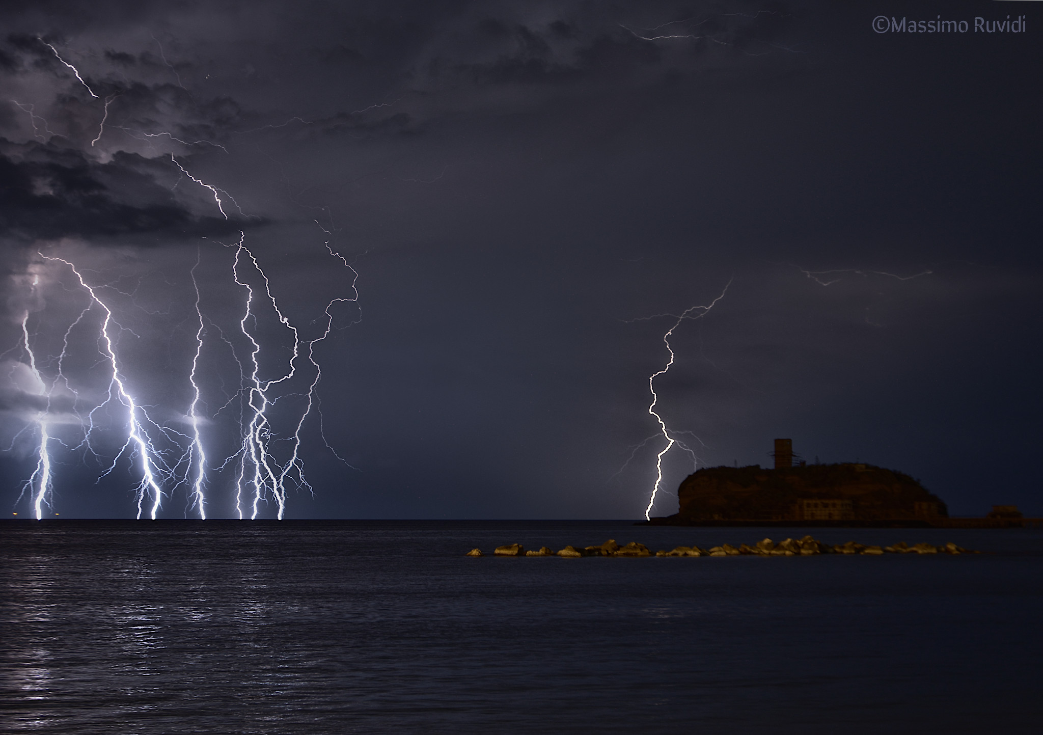 temporale e isolotto di San Martino (Campania)