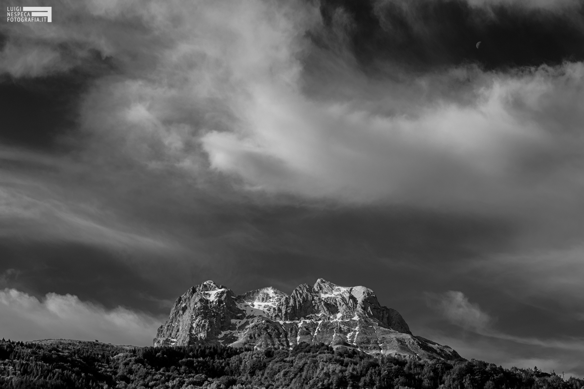 La luna scende sul Gran Sasso