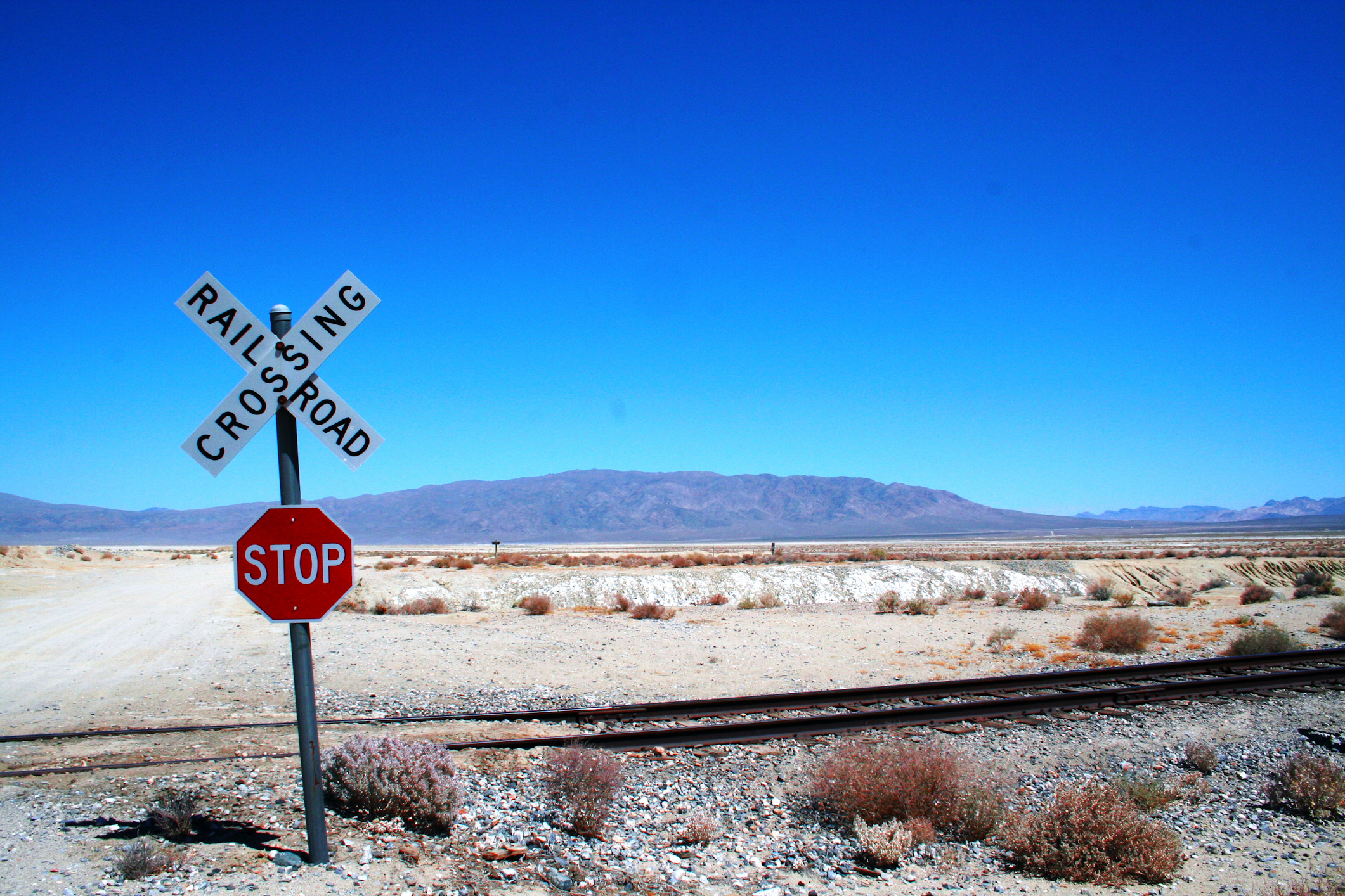 Railway crossing, please clear!