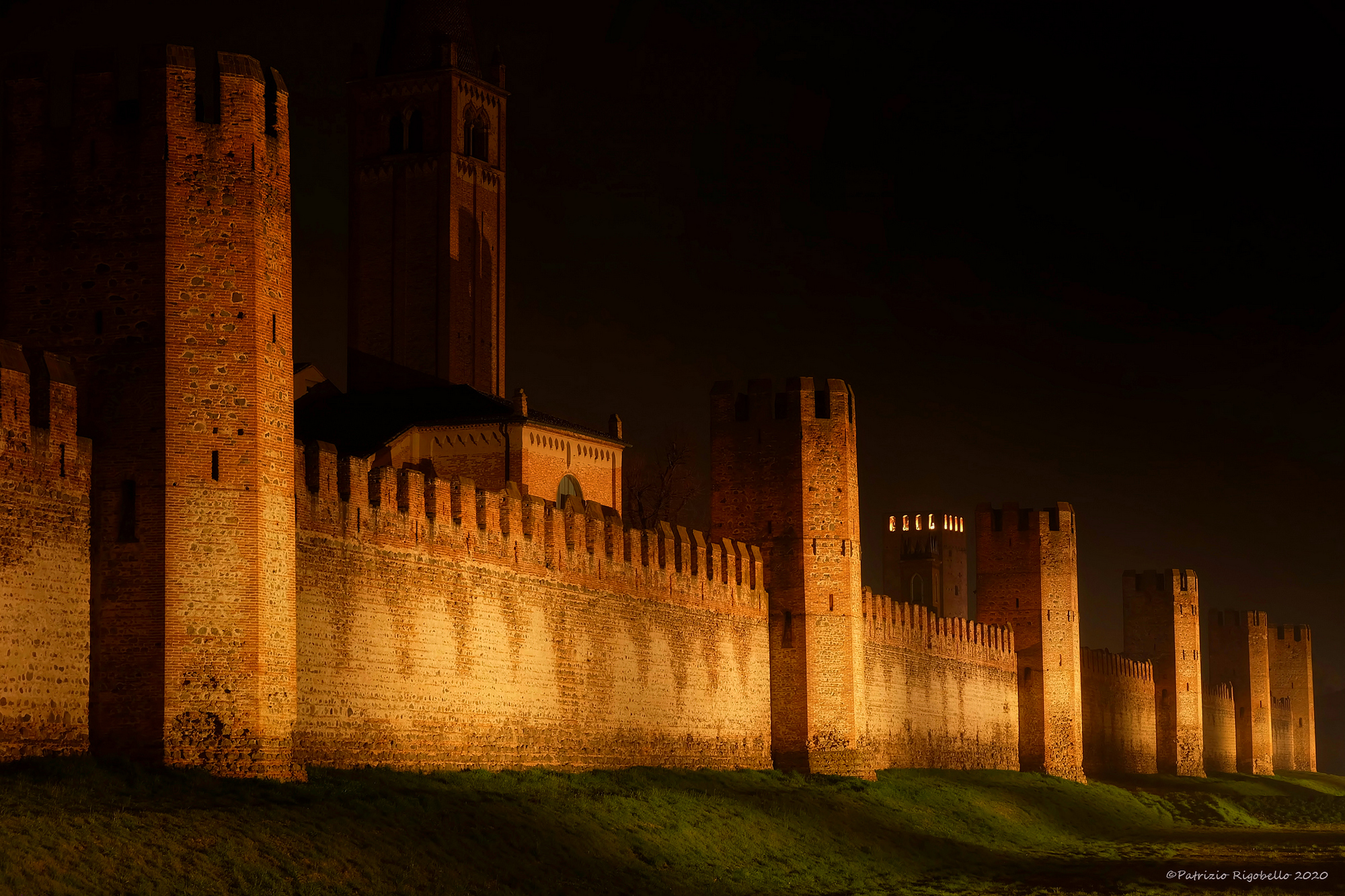 Le torri schierate ad aspettare