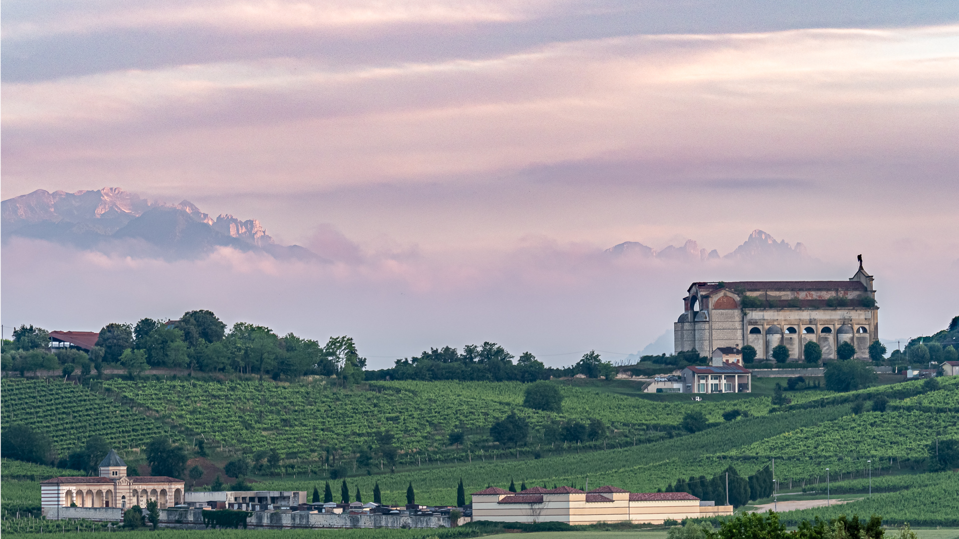 le Piccole Dolomiti si tingono di rosa