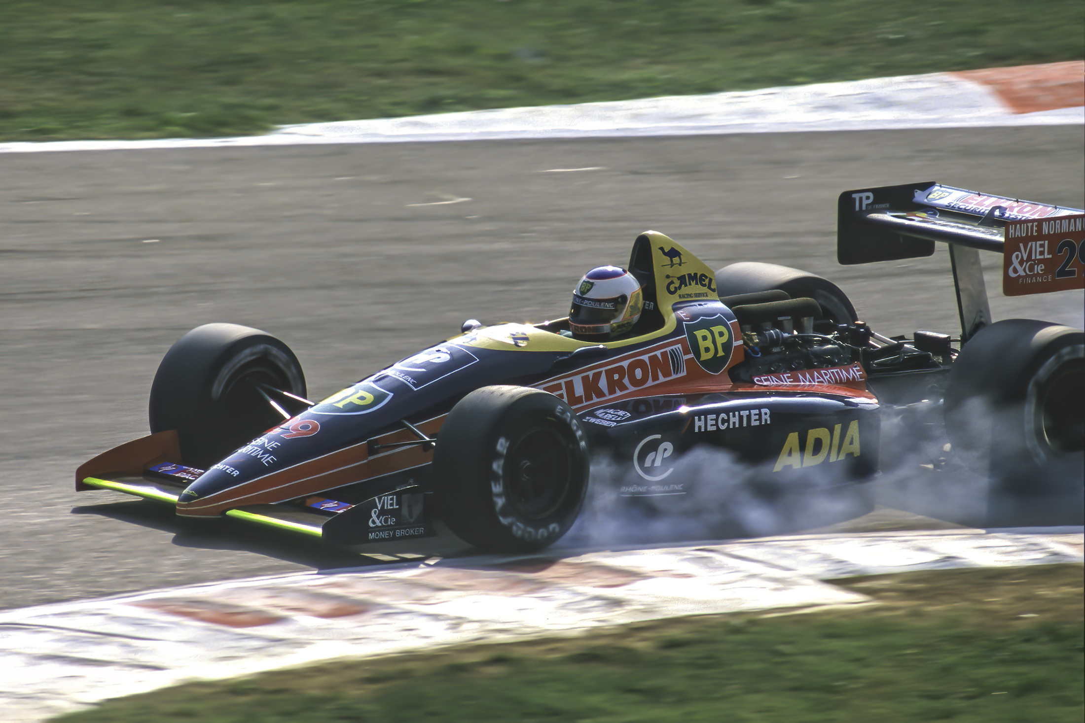 Yannick Dalmas (Lola-Ford lc88)