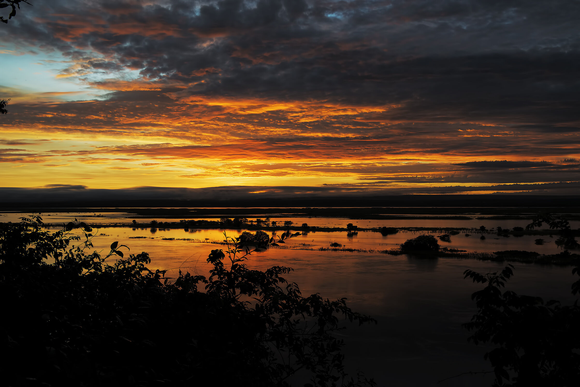Alba tra DRC e Zambia sul fiume Luapula