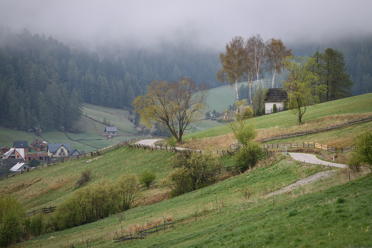 Santuario lungo la strada in una strada di campagna a Kacwin...