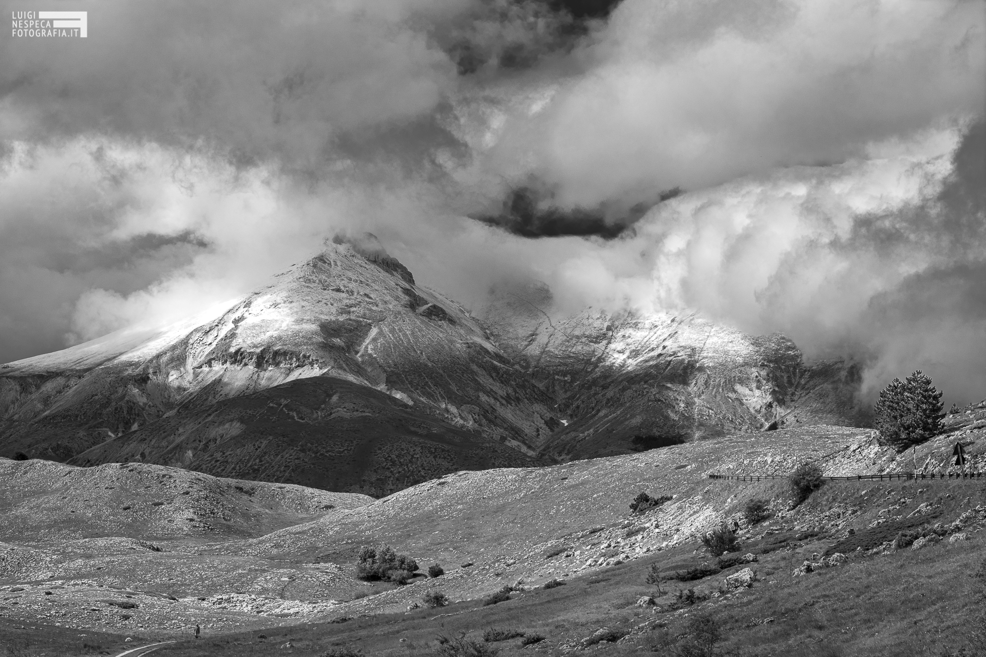 Neve e nuvole sul monte Camicia - Gran Sasso