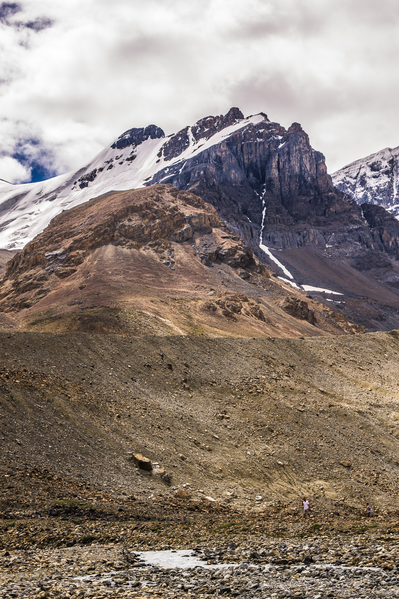 Montagne rocciose intorno all' Athabasca Glacier.