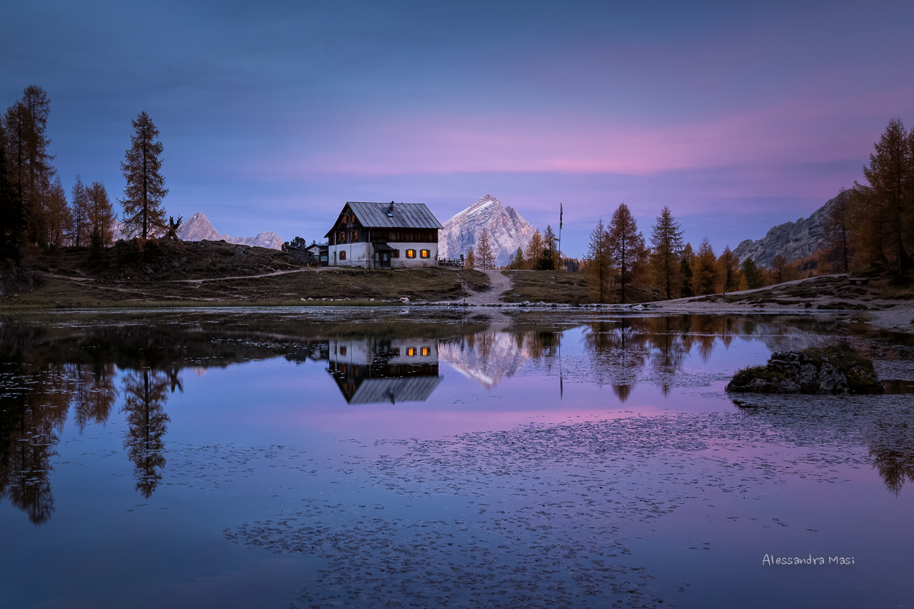 Il rifugio Palmieri e l'Antelao al crepuscolo