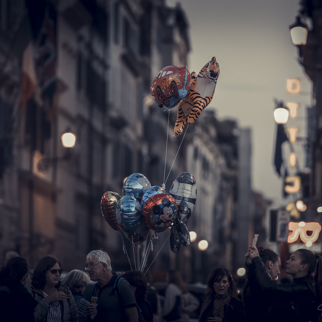 palloncini in via del corso, roma.