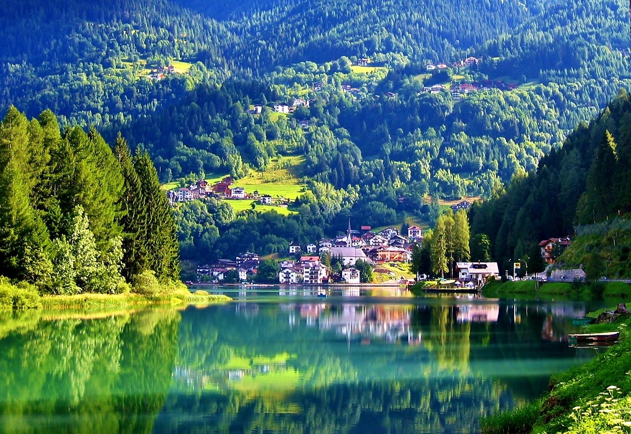 Alleghe con il suo lago nella luce del mattino