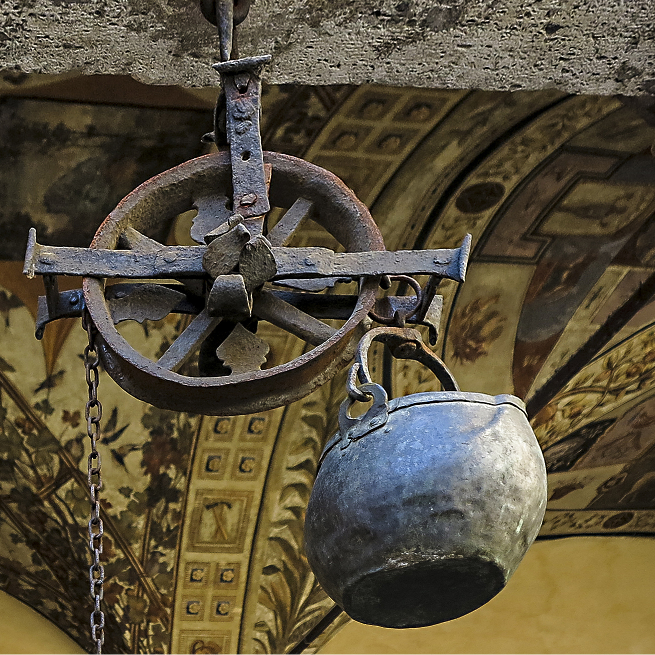 Carrucola e secchio  antichi per pozzo