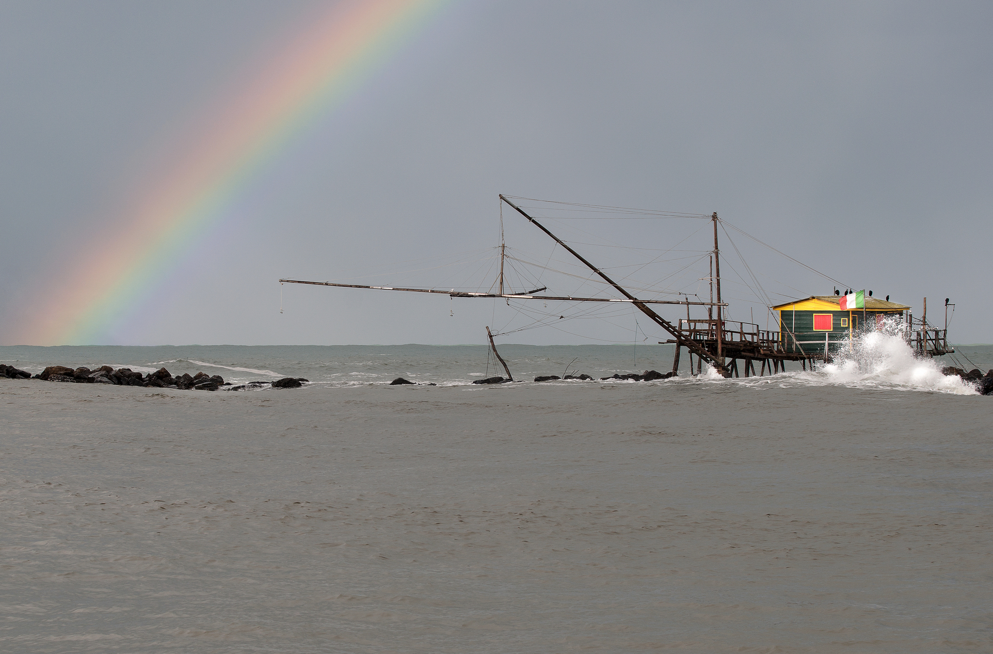 Trabocco con i colori dell'arcobaleno