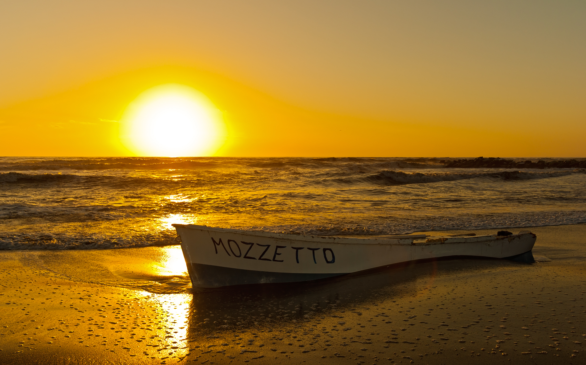 Tramonto dorato con relitto