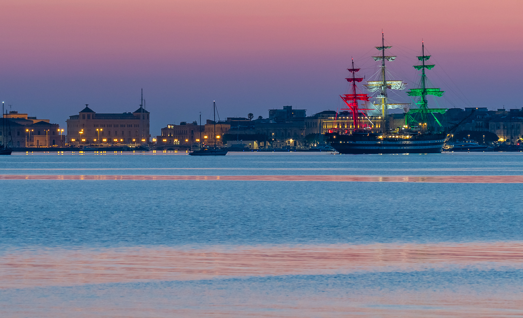 Amerigo Vespucci at the great port of Syracuse