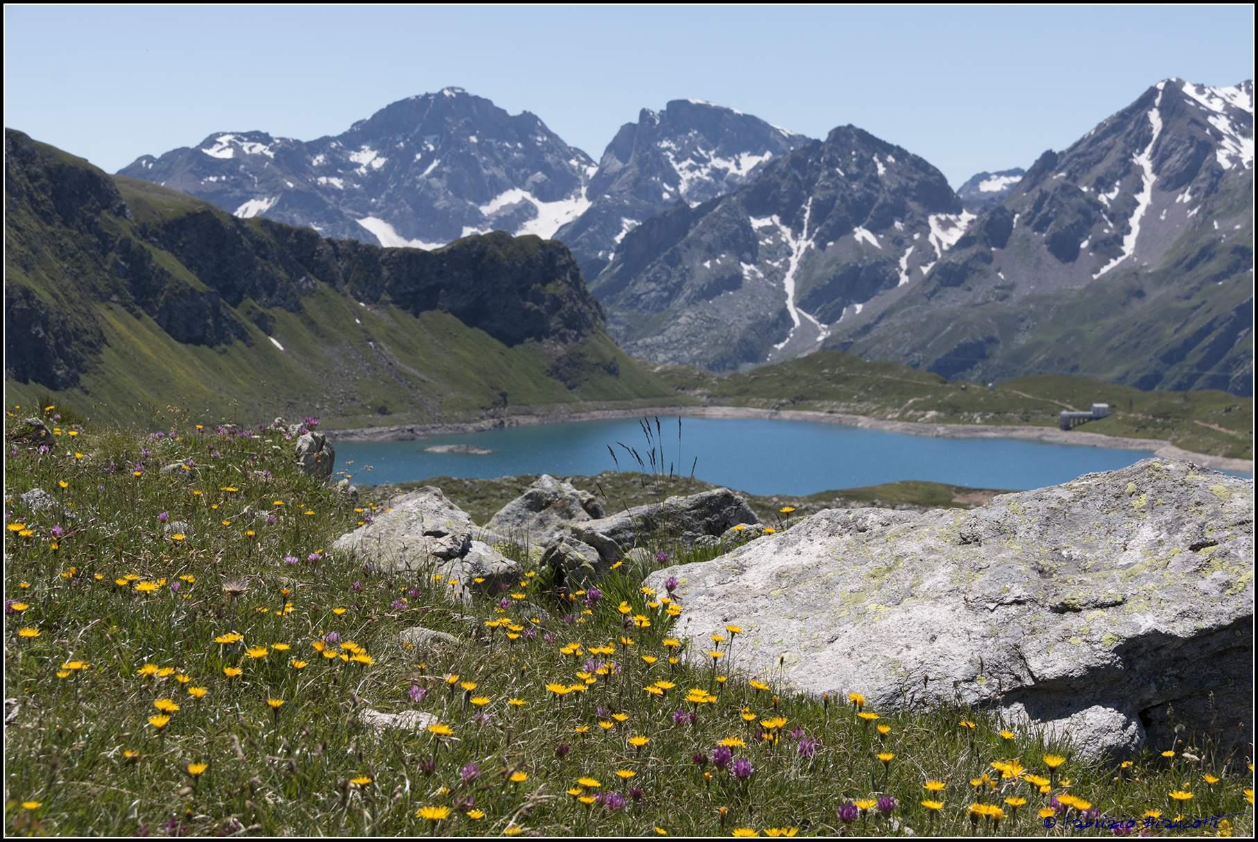 Lago Kastel tra i fiori