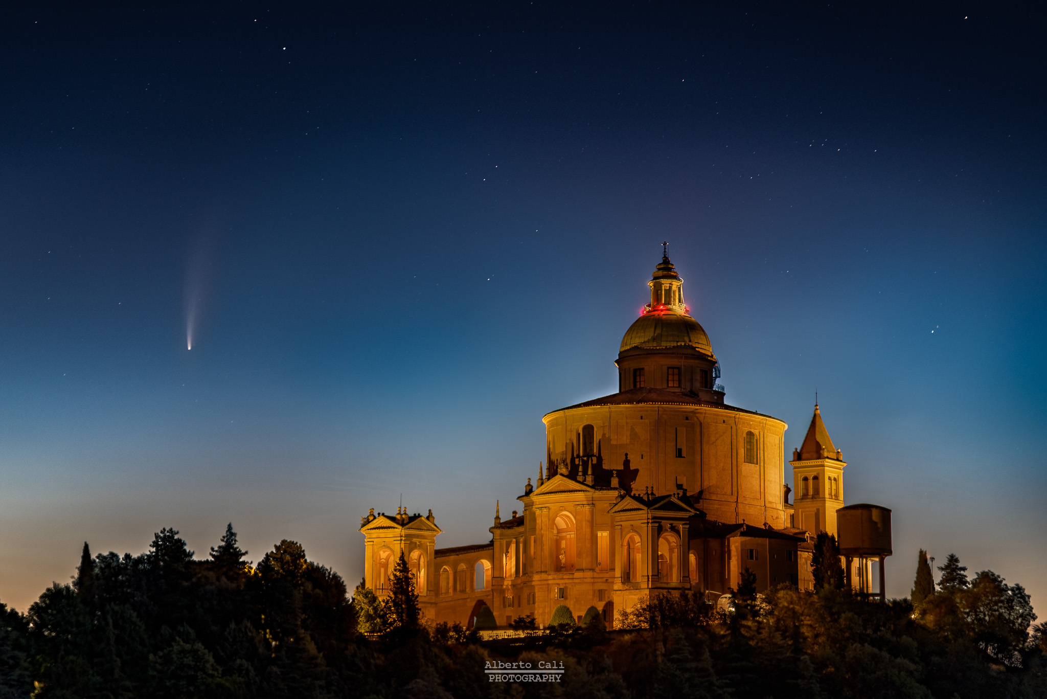 La cometa Neowise e il Santuario di San Luca a Bologna