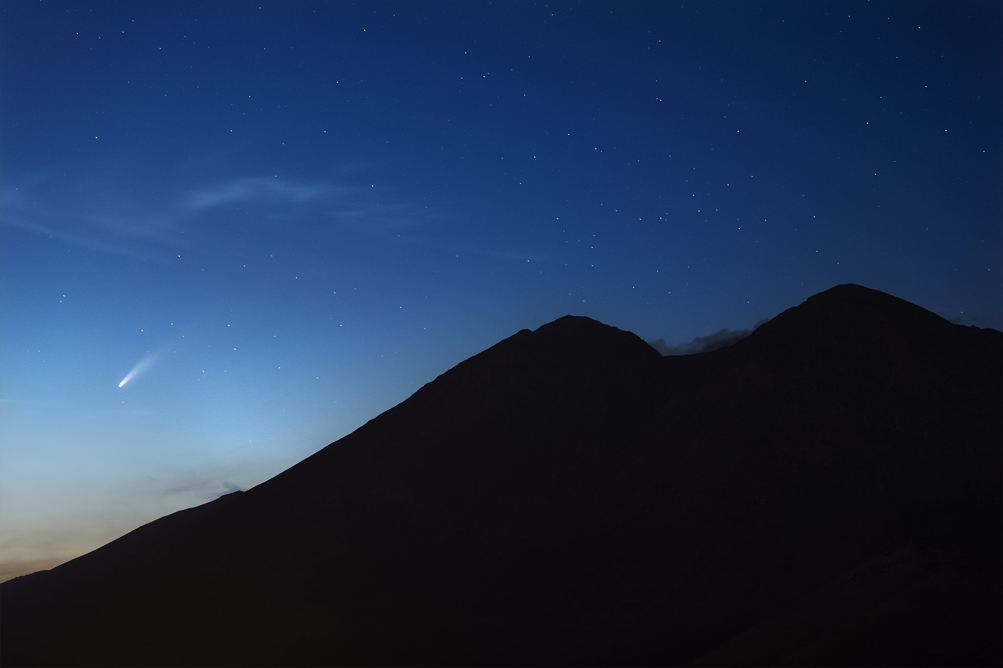 Neowise sopra il Monte Velino