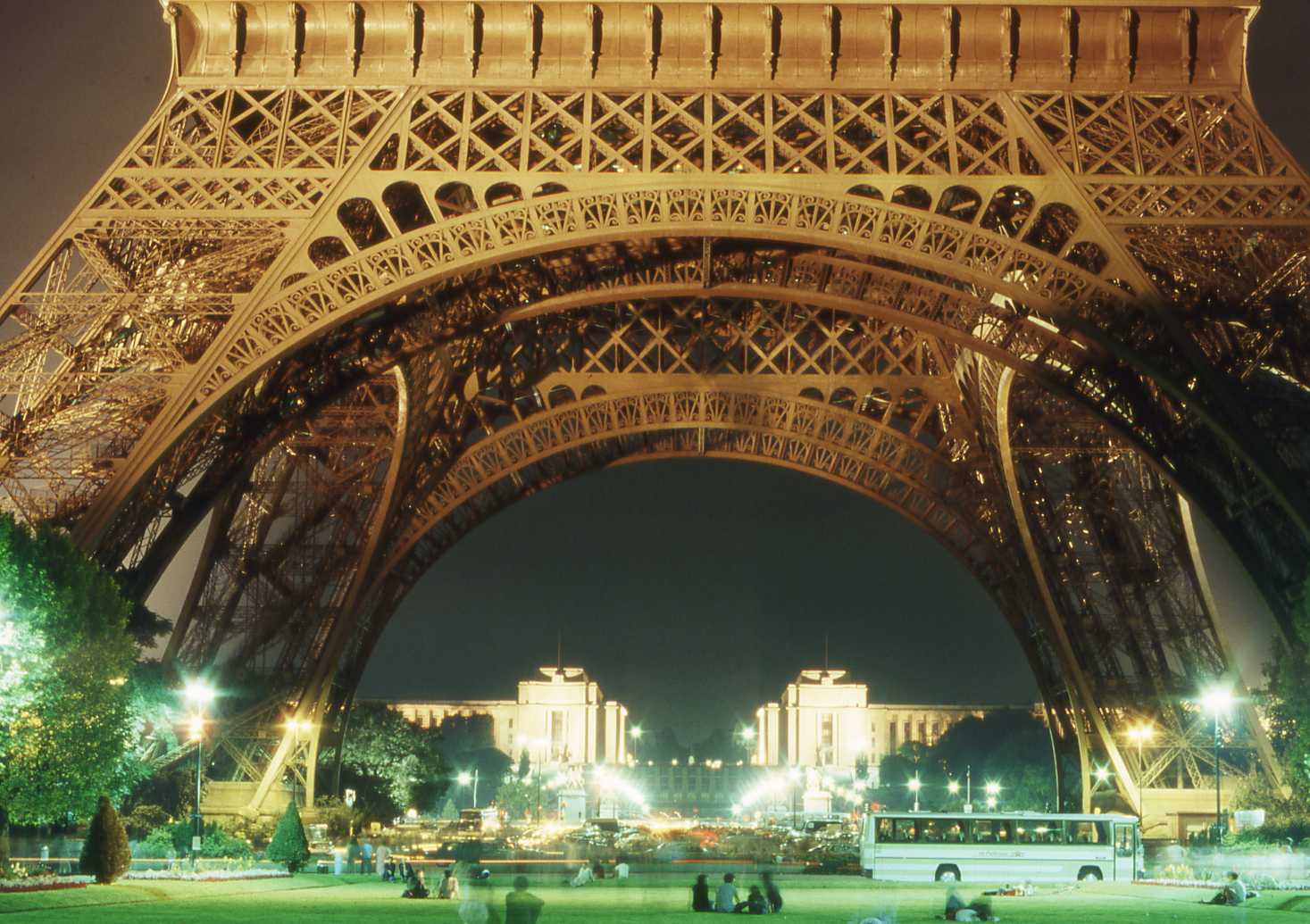 sotto la Tour Eiffel, anni '70