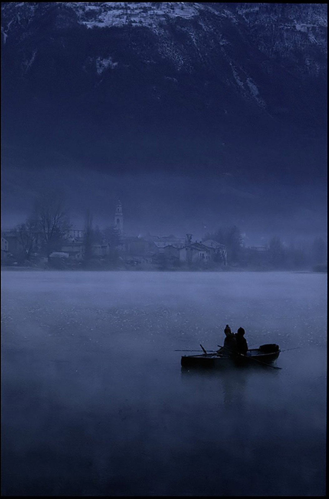 la bruma sale sul lago