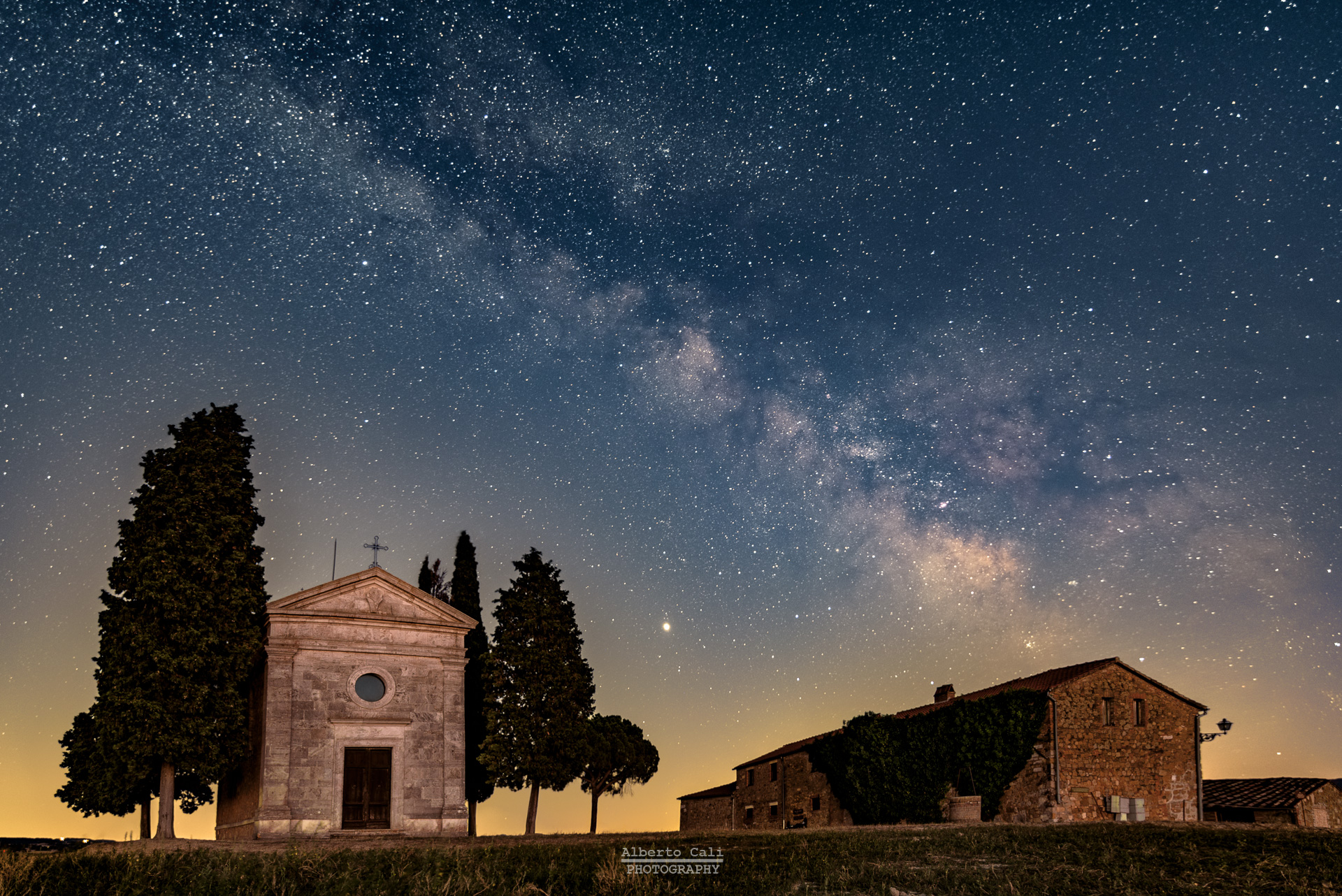 Cappella Madonna di Vitaleta con Via Lattea