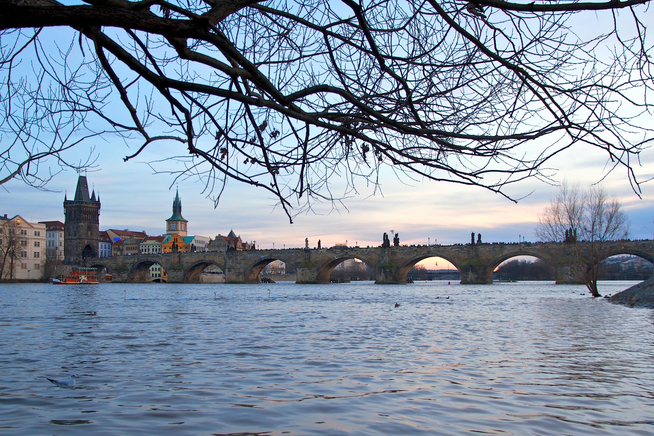 Ponte Carlo dalla riva