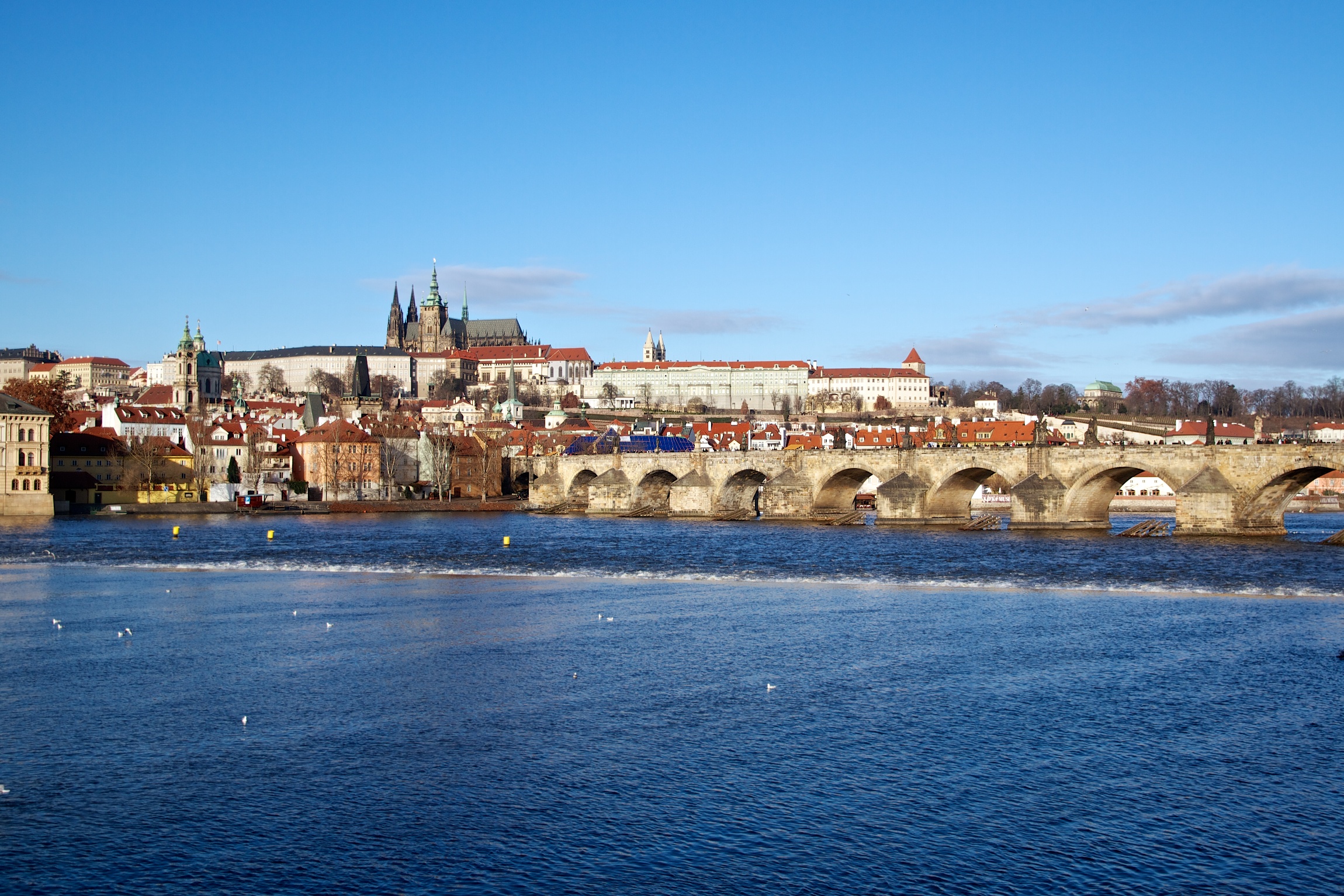 Castello e Ponte Carlo di giorno