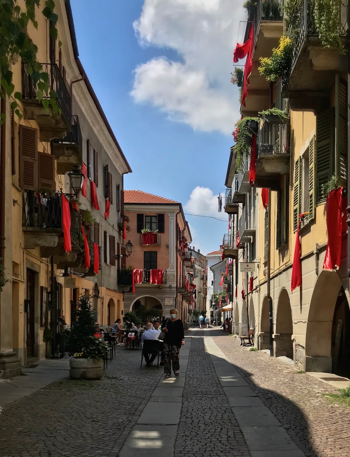 Drappi rossi in contrada