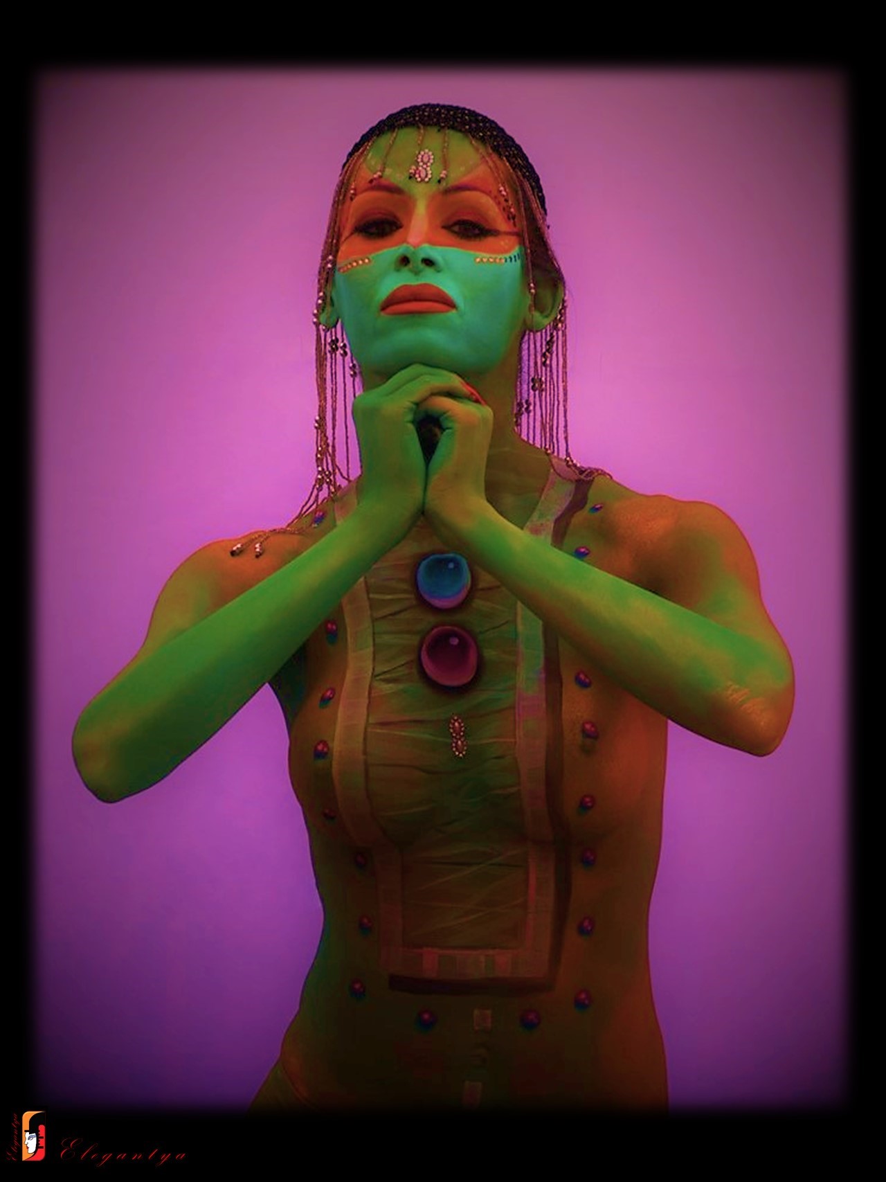 "Donna, un Universo di Colorata Armonia..."