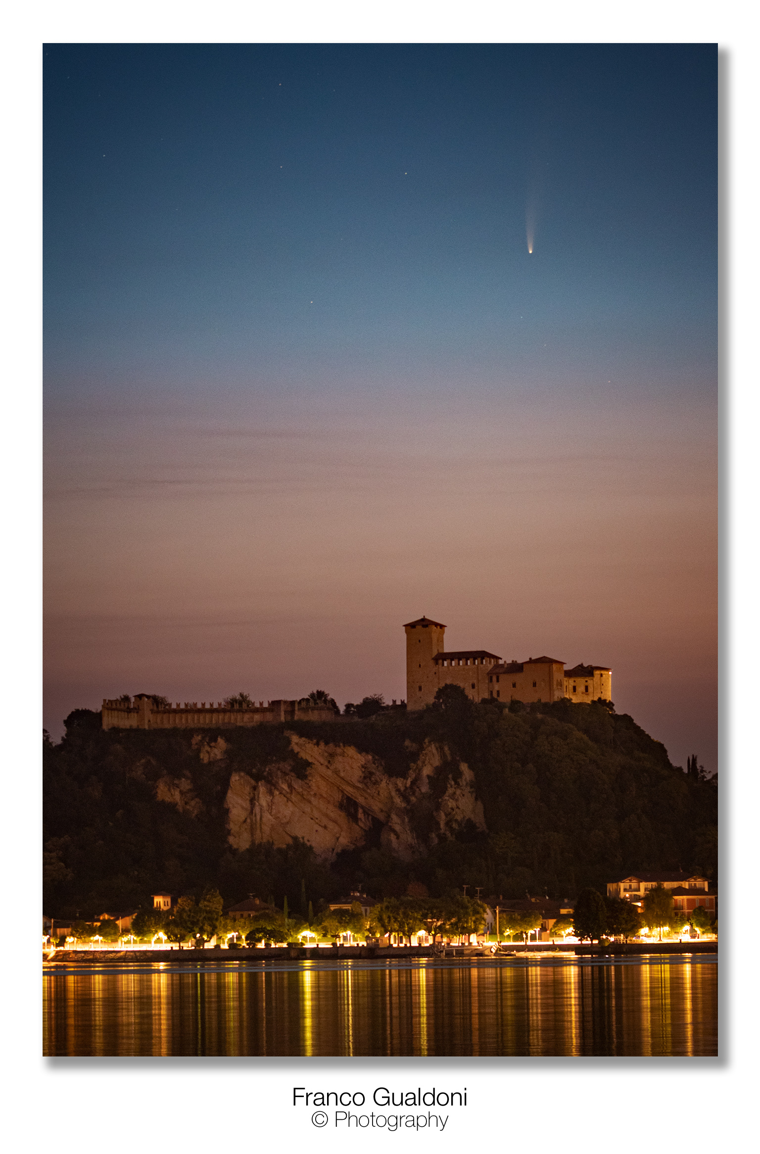 Neowise all'alba sopra la rocca di Angera