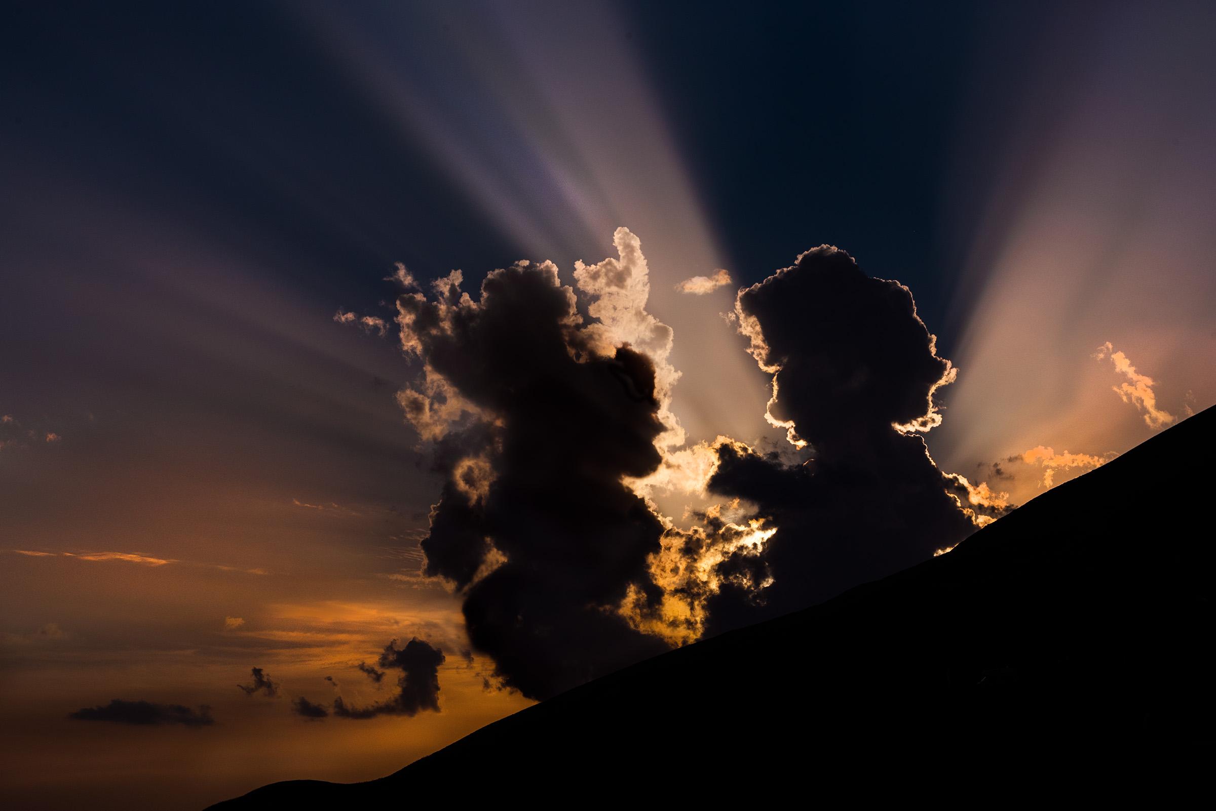 Strana coppia di nuvole in cielo