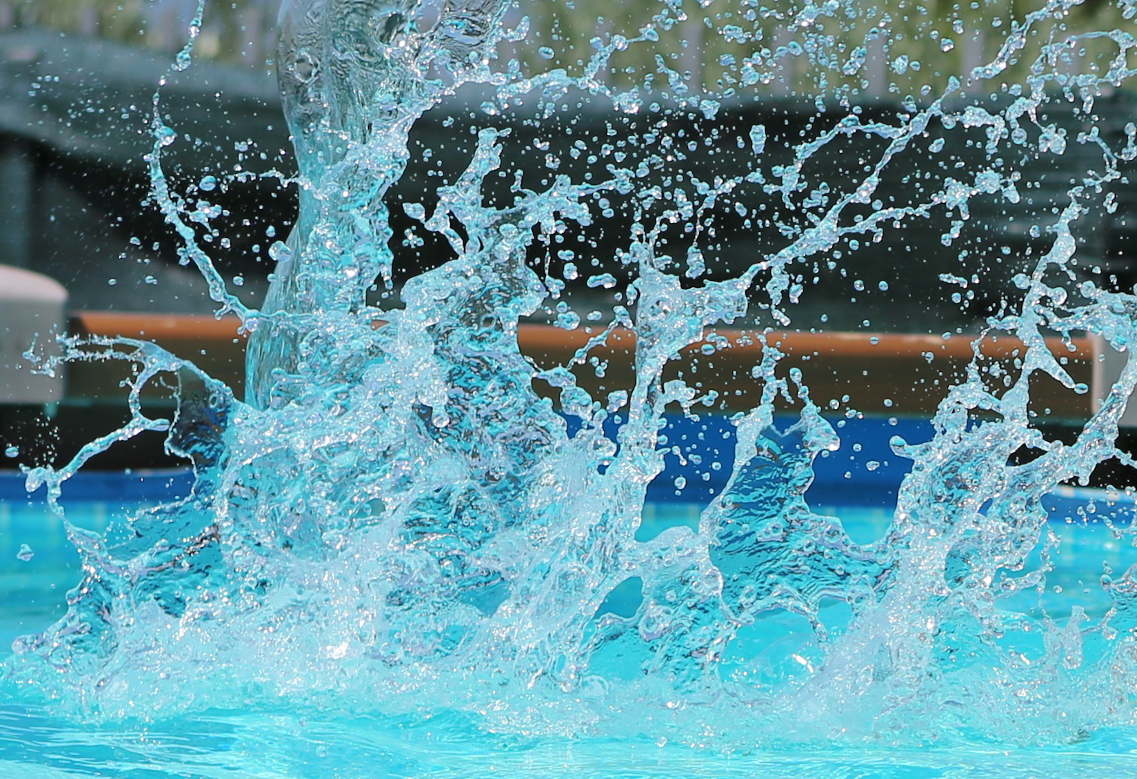 Giochi d'acqua in piscina 2