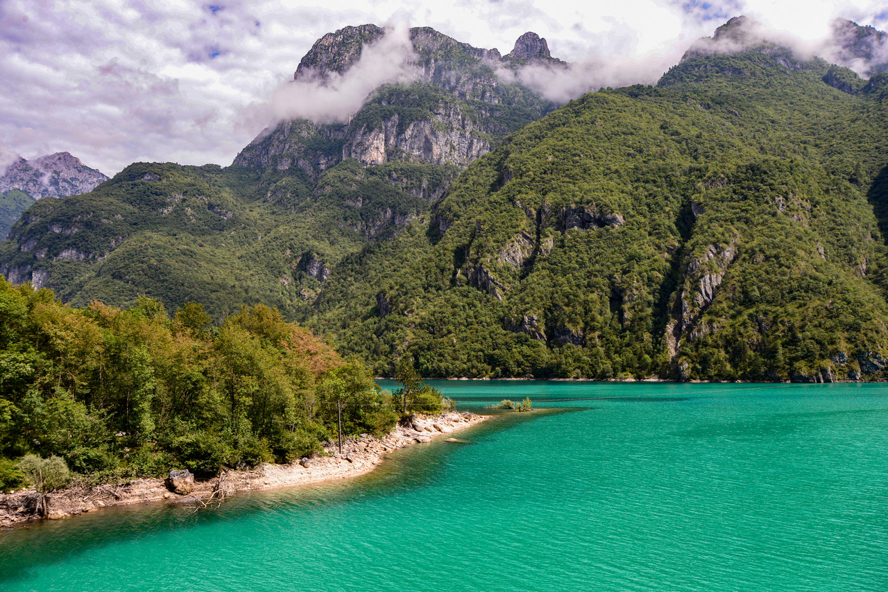 Uno smeraldo tra i monti del Sole