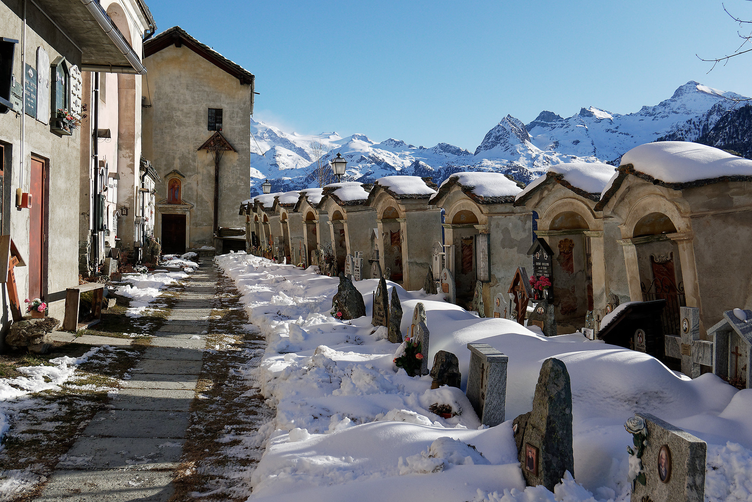 Rest under the mountain