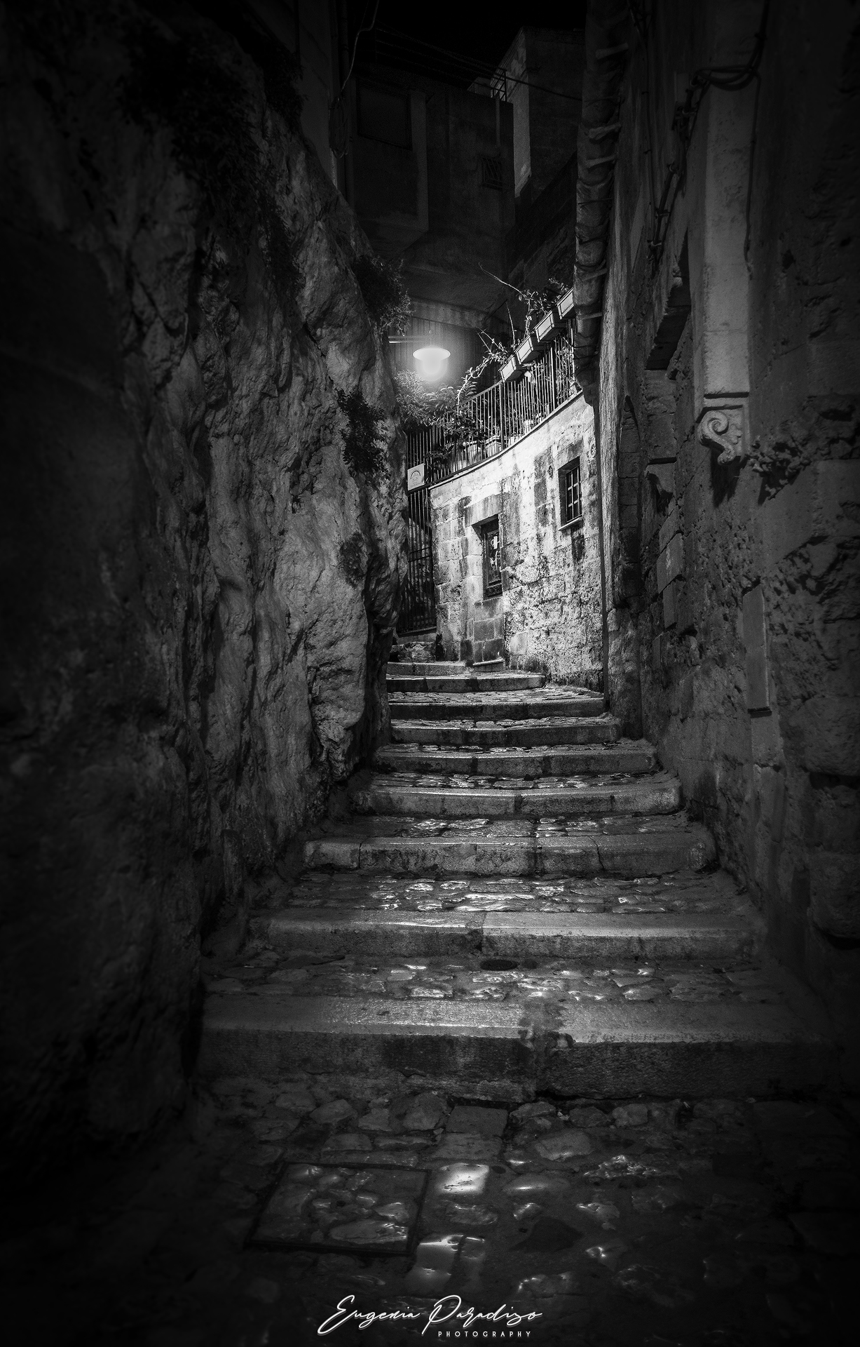 vicolo oscuro tra i sassi