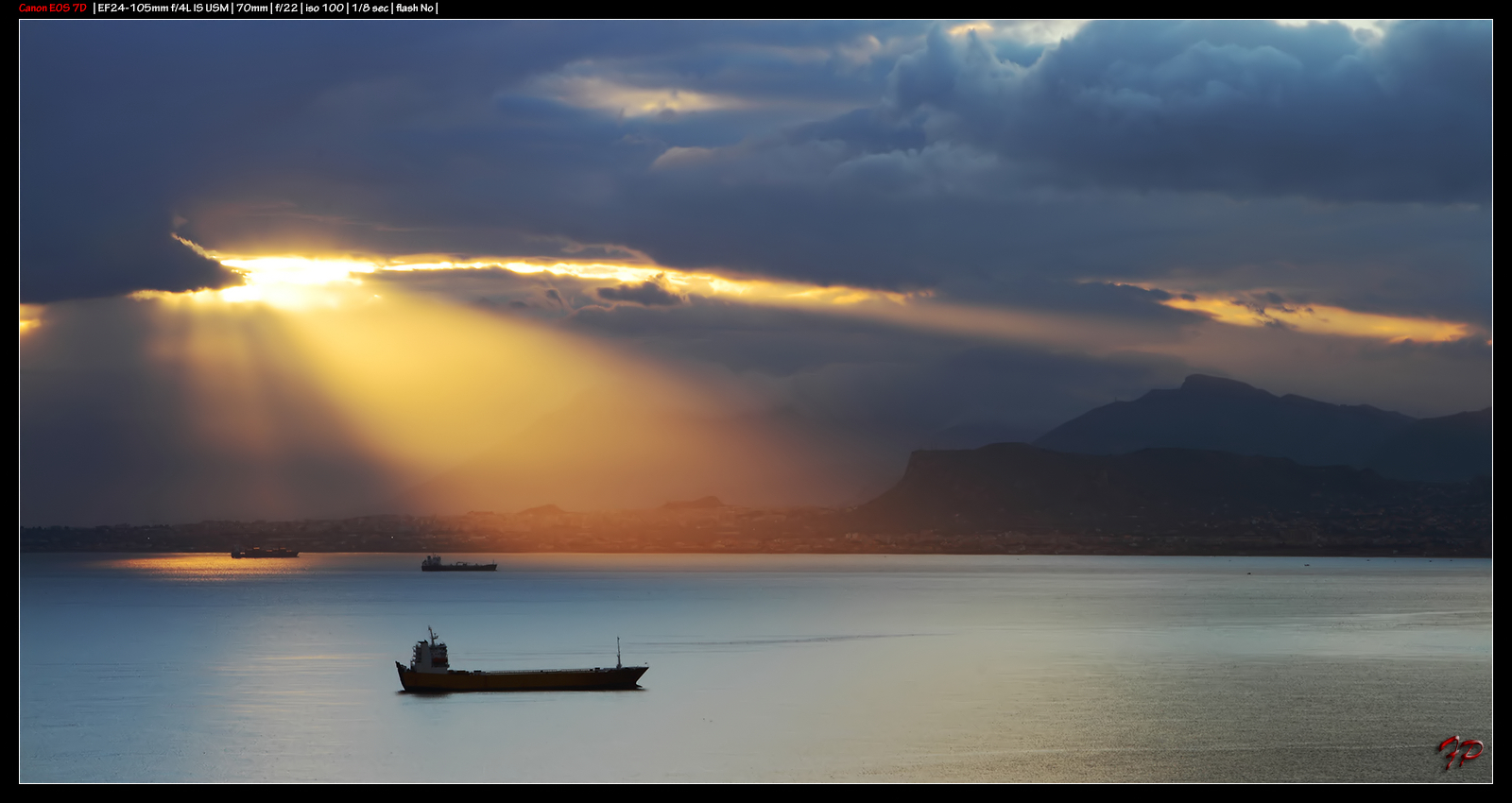 All'ingresso del porto