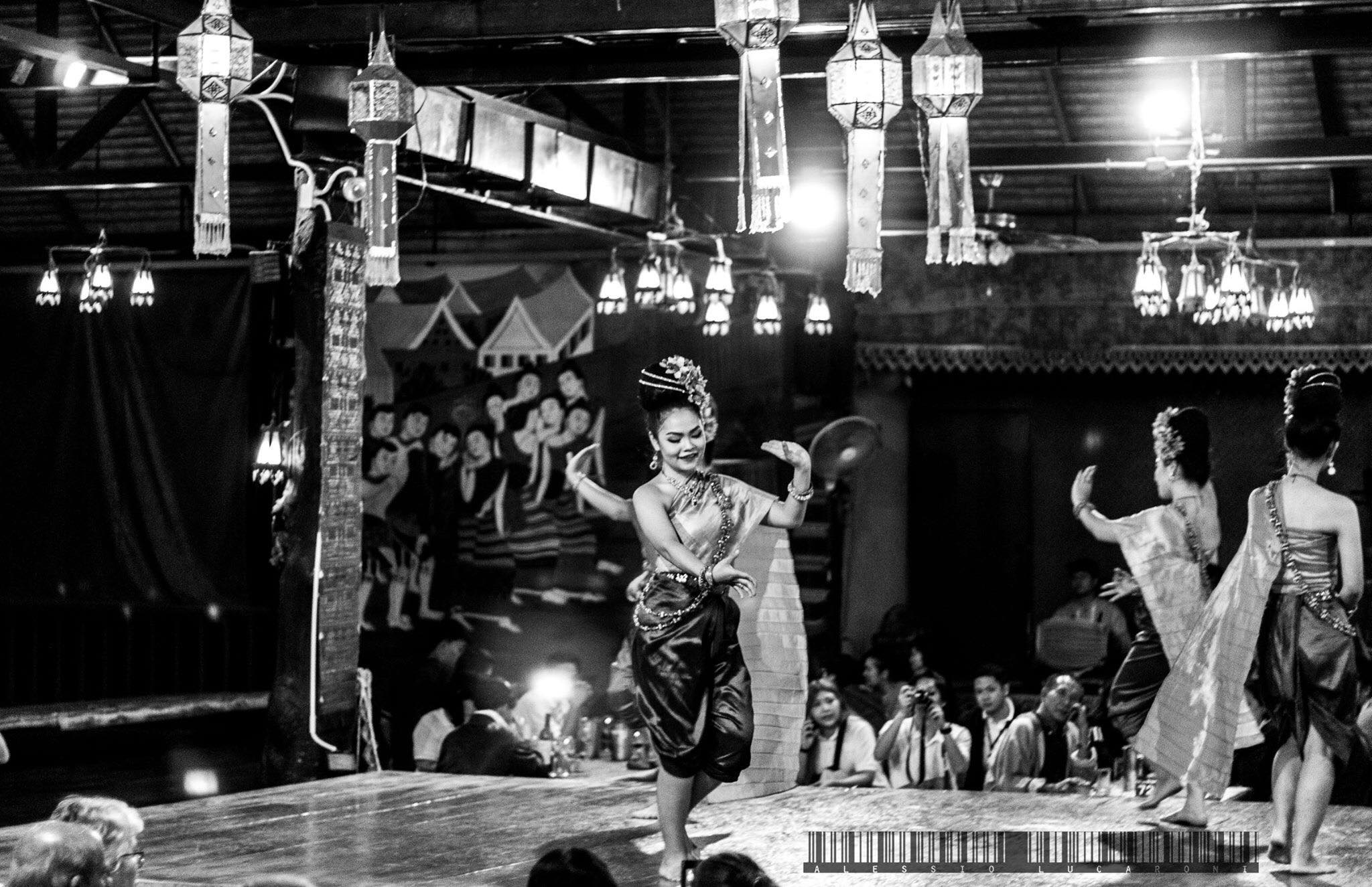 Cena khantoke con spettacolo di danza