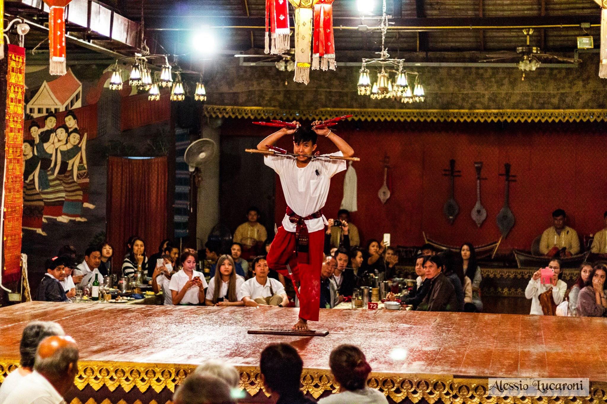 Cena khantoke con spettacolo di danza